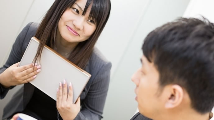 男性と談笑する女性