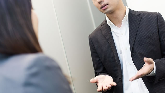 学んだ事を説明している男性