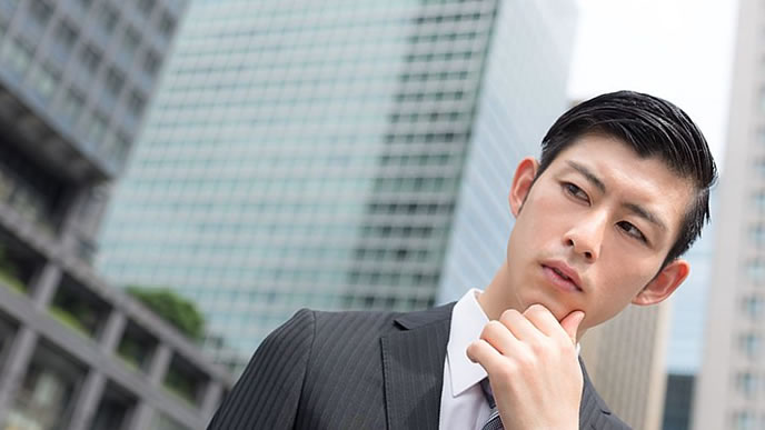 考え込んでいる男性