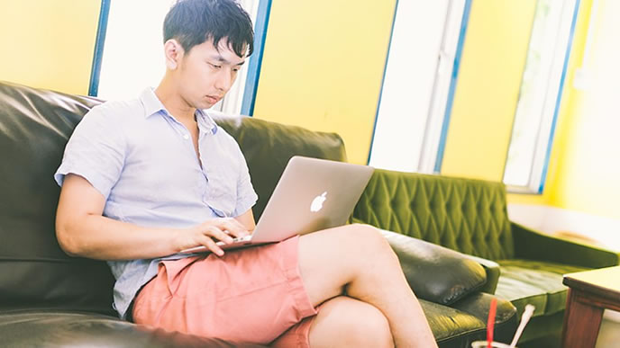 自宅で仕事中の男性