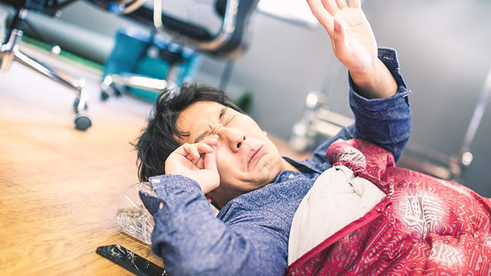 寝不足の会社員の男性