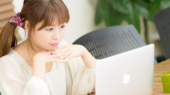 清楚な服装の女性