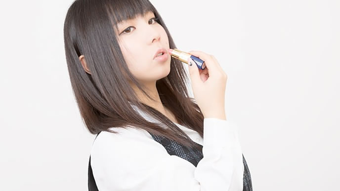 メイク中の女性