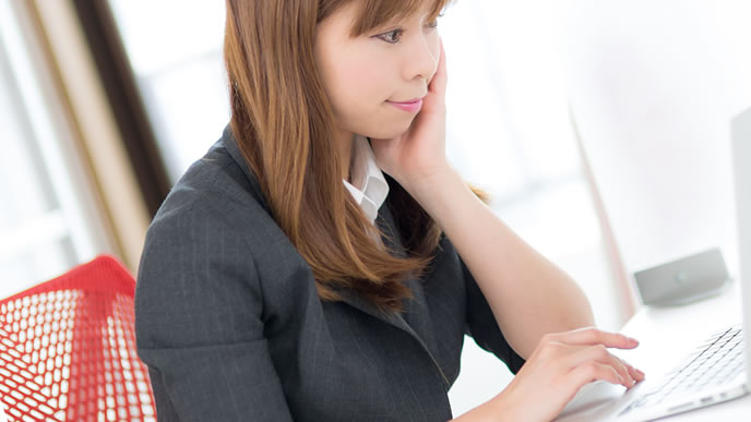 面接の服装に悩む女性