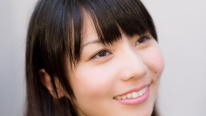 自然な黒髪の女性