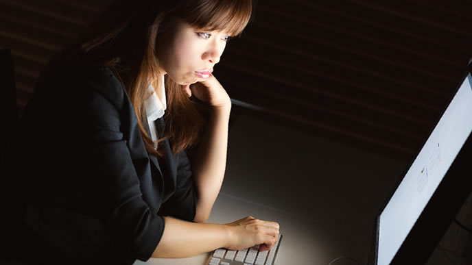 夜更かしで髪が痛んだ女性