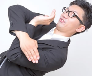 バツを手で表現する男性