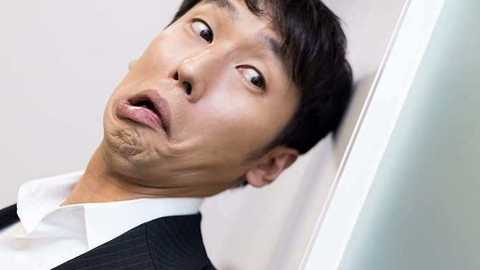 噂話を流している男性