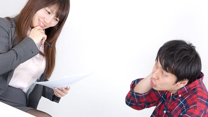 書類をチェックされている男性