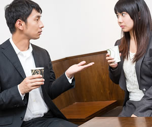 悩み相談を受けている男性