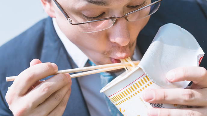 マイペースに食事をしている男性