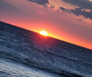 朝日が昇る海岸線