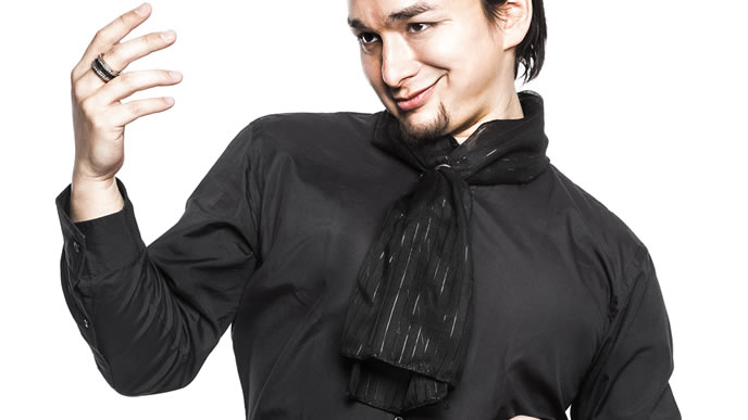 強気でアピールする男性