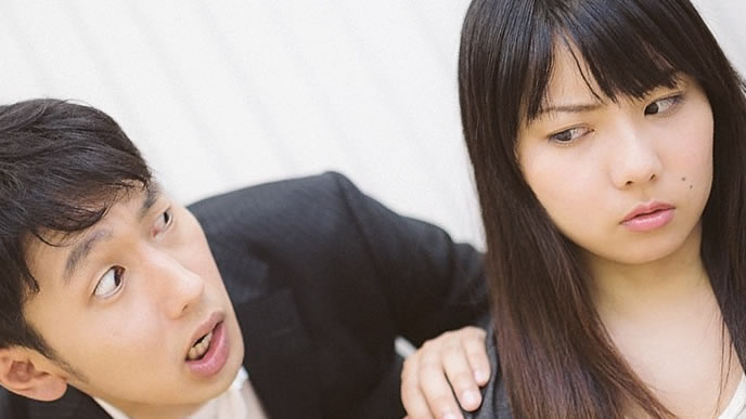 ハラスメント行為を嫌がる女性