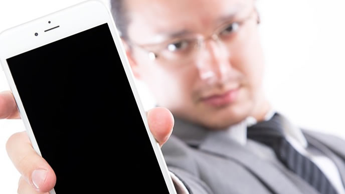 スマホで自分の意思を表現する男性