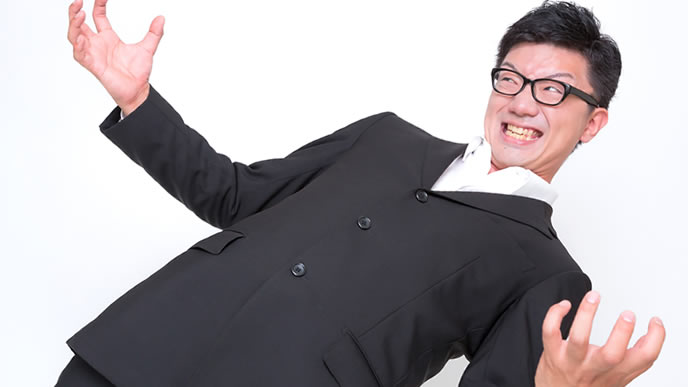 後ろ倒しにのけぞる男性