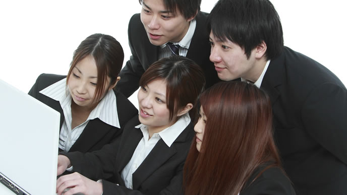 就活サイトを見る就活生達