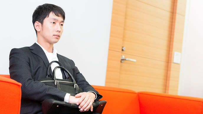 面接前で緊張している男性