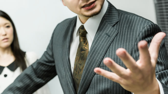 熱烈に自己アピールする男性