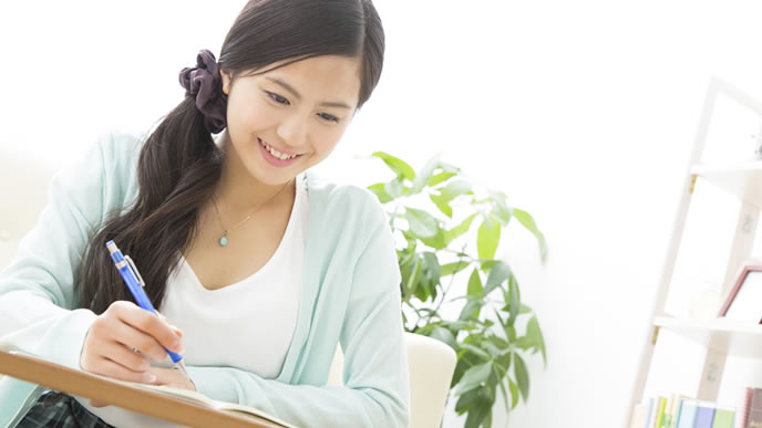 過去のできごとを纏めている女性