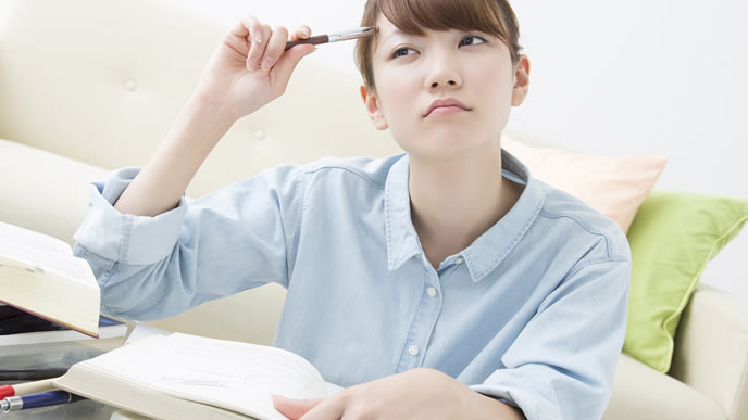 自己PRを書いている途中で悩んでいる女性