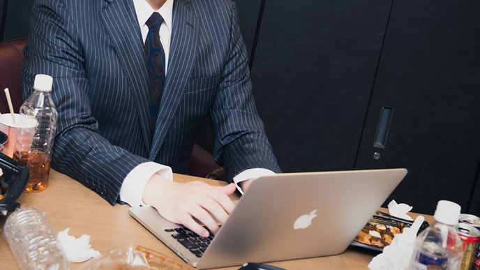 客観的に文章を読む男性