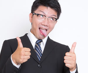ダブルグーをする男性