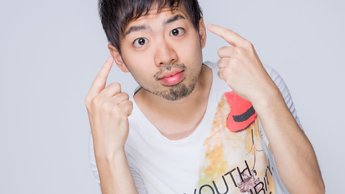 よく見てとアピールする男性