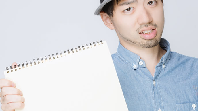 大きいメモ用紙を持った男性