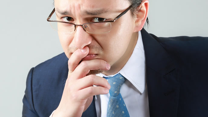 熱意を持って話を聞く男性