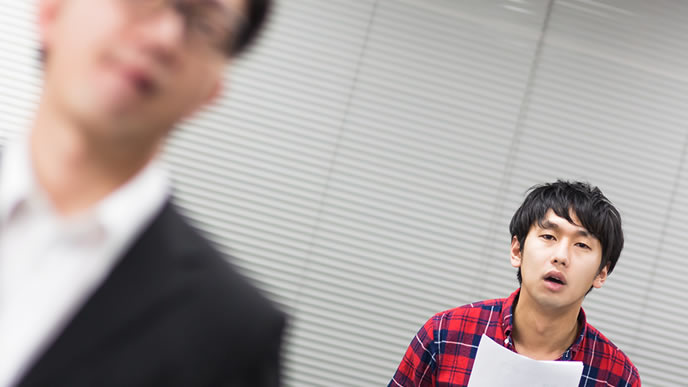 面接官に無視される男性