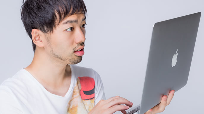 メールアドレス作成に手間取る男性