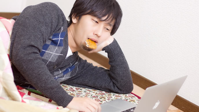 メールの返信に悩む男性