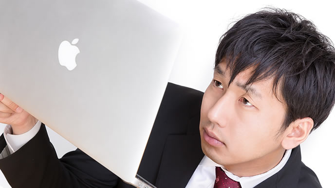 メールを確認する社会人の男性