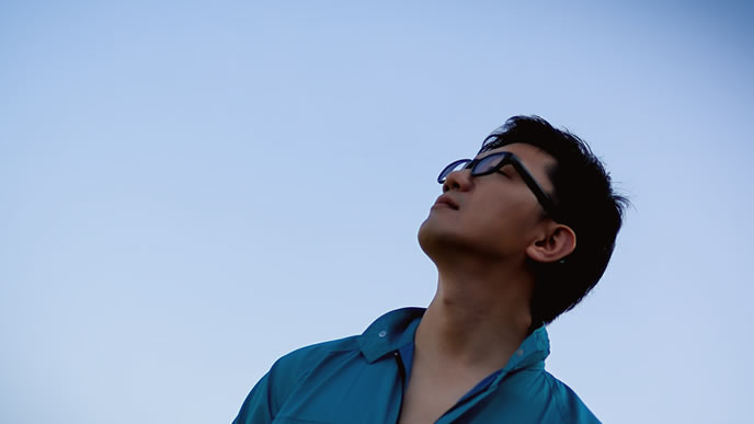 集中できる環境で働く男性