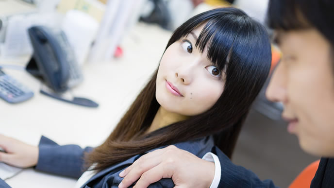 肩をつかまれる派遣社員