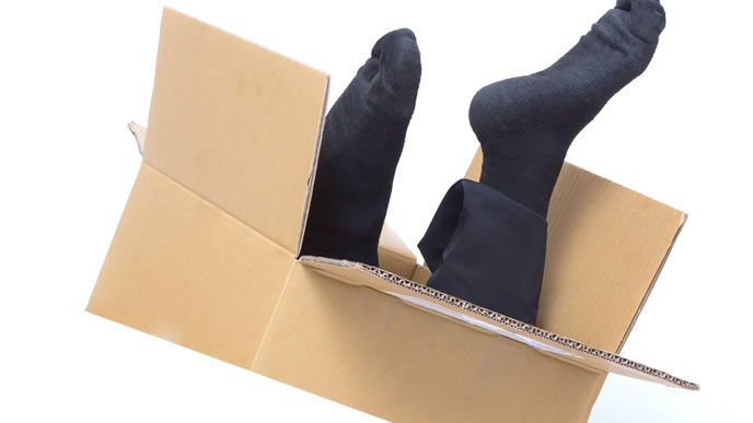 箱に逃げ出す男性