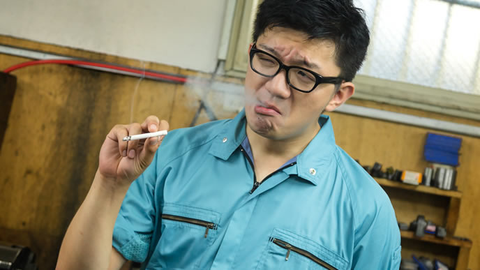 バイト中に休憩する男性