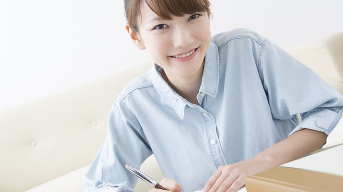 履歴書を書いている女性