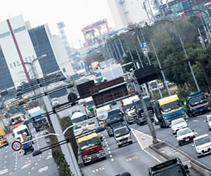 朝の渋滞している道路