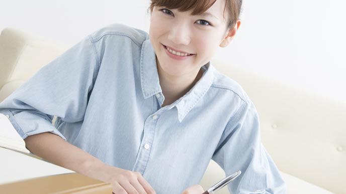 履歴書を書いている女性