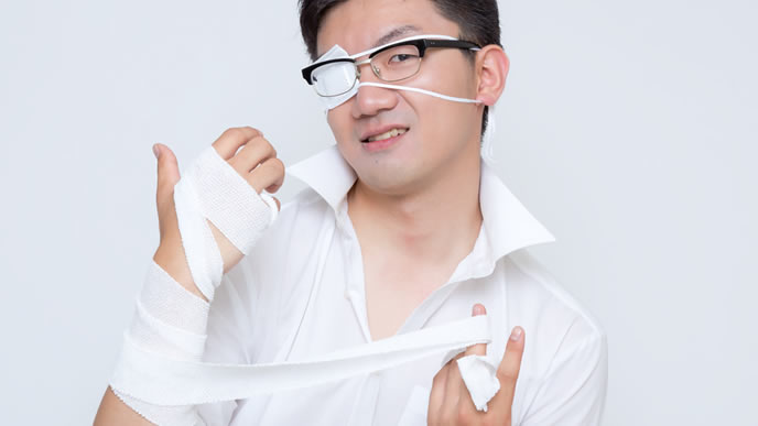 腕と目を怪我した男性