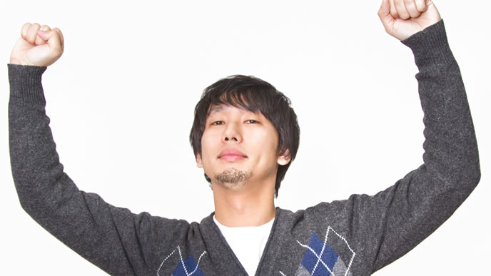 何かに勝ち誇った男性