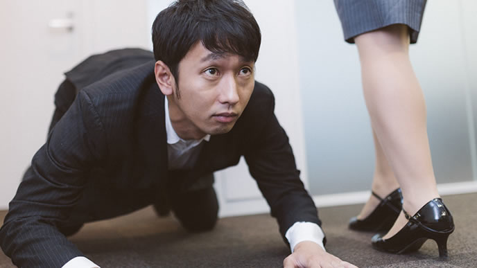 履歴書の書き損じを誤る男性