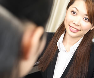 自信を持って答える女性