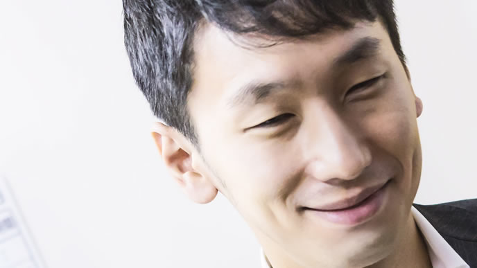 何かを企てている表情の男性