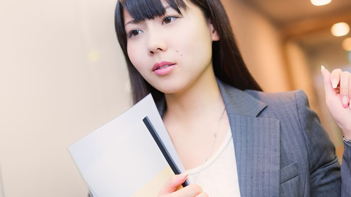 大事な書類を運ぶ女性