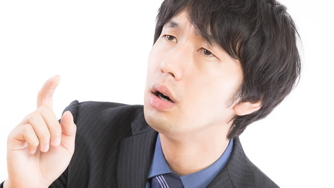 何かを思い出せない男性