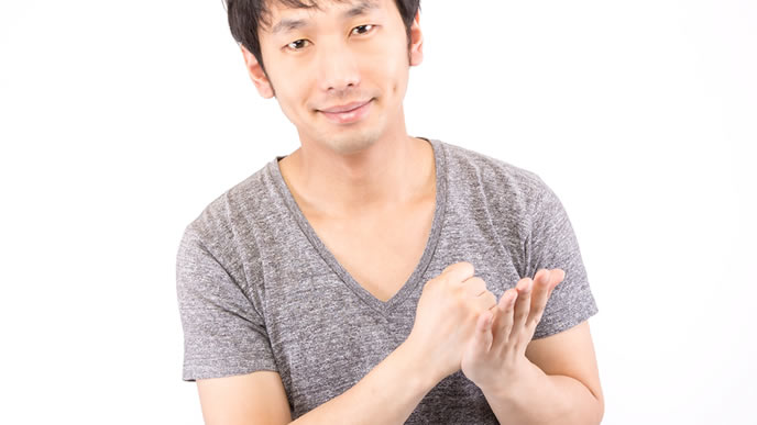 納得の表情の男性