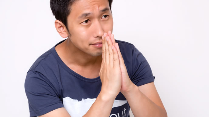 ひたすらお願いする男性